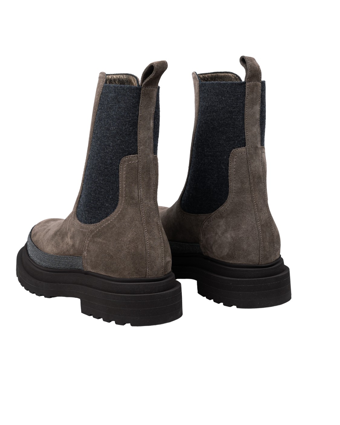 shop BRUNELLO CUCINELLI Saldi Boots: Brunello Cucinelli Chelsea Boot in camoscio con Precious Contour.
Fasce elastiche laterali.
Fodera in pelle.
Battistrada in gomma TPU.
Inserti elastici laterali per favorire il comfort.
Decorazione in monile Nickel-free.
L'alzata misura 4 cm.
Composizione: vera pelle.
Made in Italy.. MZSFG2745-C8769 number 5093756